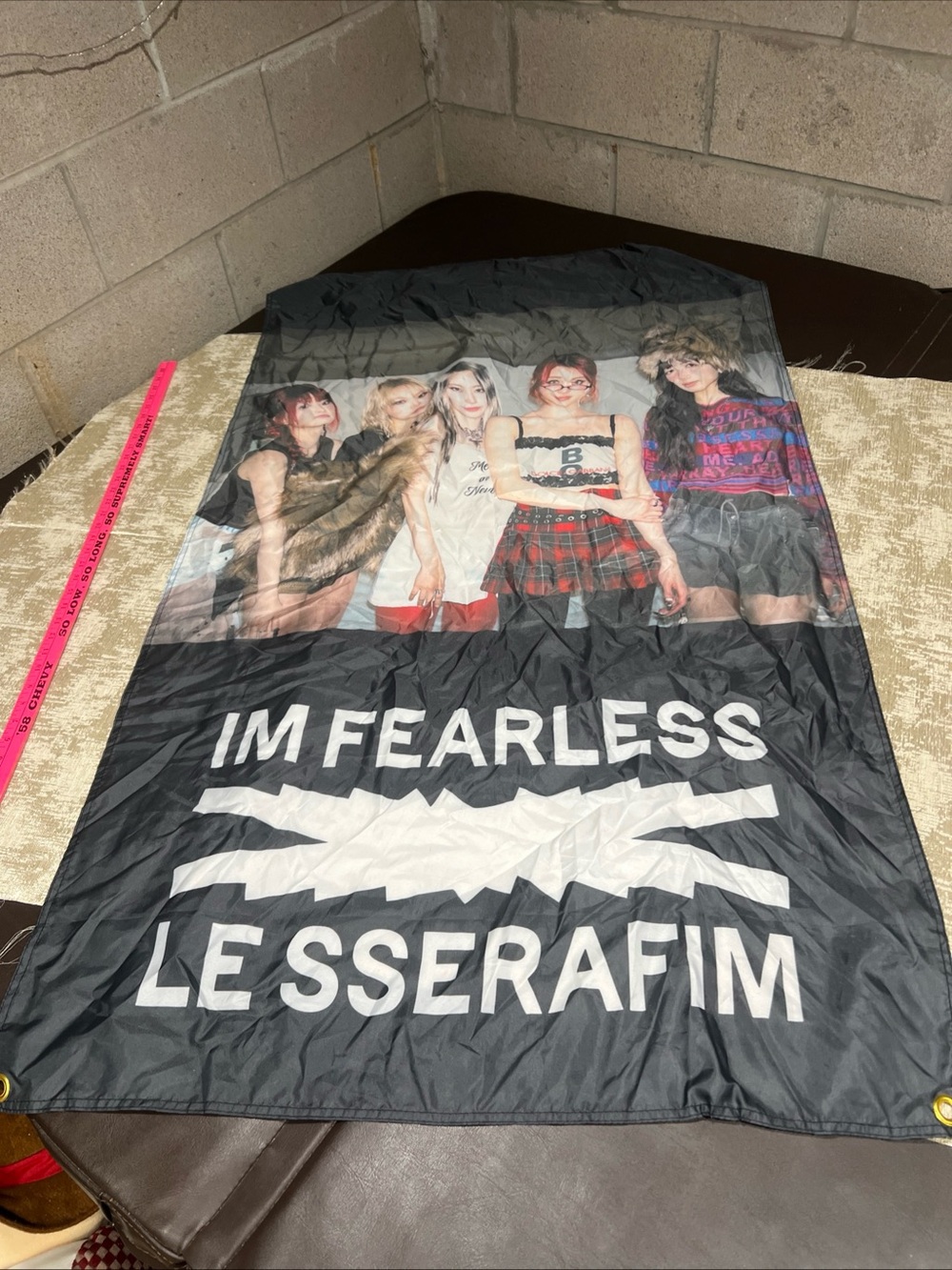 Le Sserafim I'm Fearless tour flag with graphic of five women posing